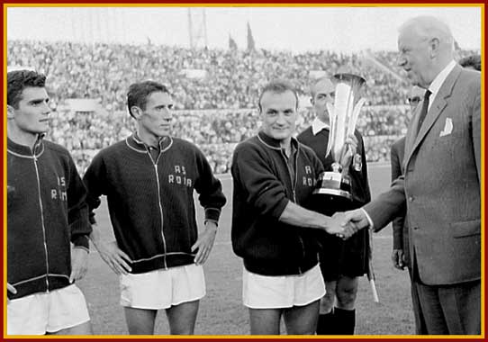 Stanley Rous premia il capitano della Roma Losi